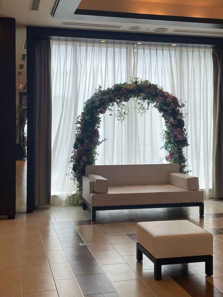 白を基調とした上質で高級感ある空間で、自分たちらしく自由に演出できる雰囲気が魅力。