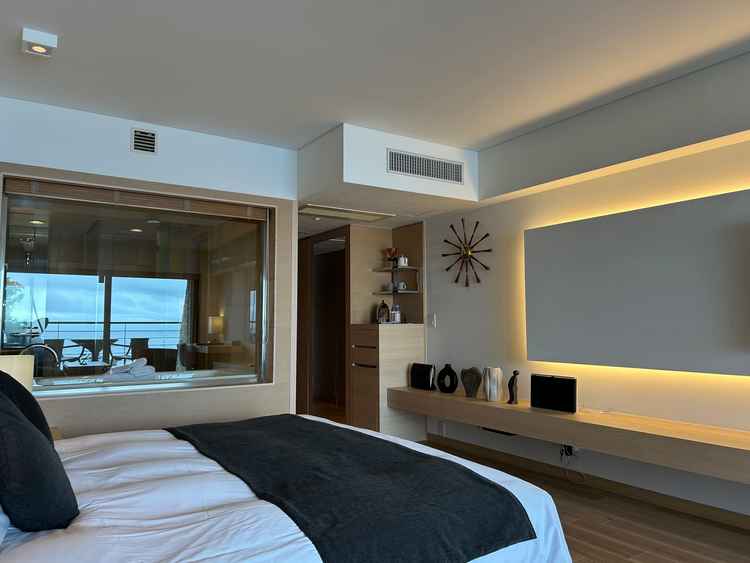 4部屋あるスイートルームです。窓を開けたらすぐに海なので綺麗でした。