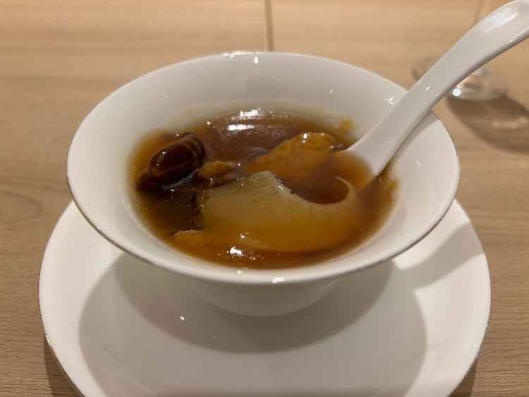 フカヒレスープ。フカヒレはとても大きく絶品でした