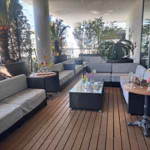 テラス席　披露宴会場はとても広いわけではないので、テラス席があってゲストには喜ばれると思いました。