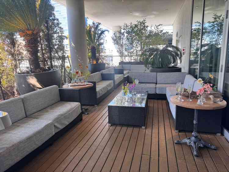 テラス席　披露宴会場はとても広いわけではないので、テラス席があってゲストには喜ばれると思いました。