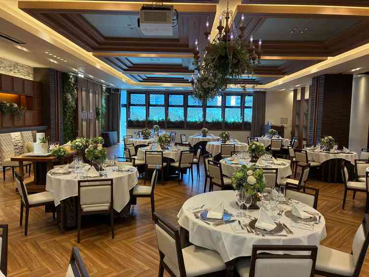 披露宴会場の写真です。お花まで自社でやっているそうで、コーディネートがタイプでした。