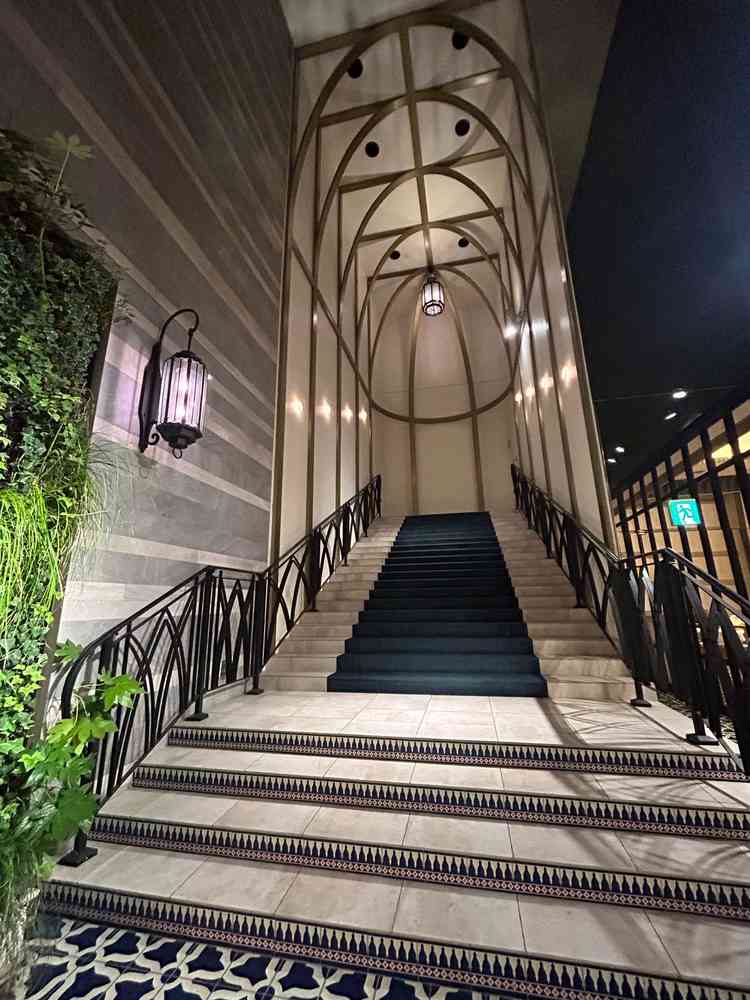 大階段。挙式後、ここを新郎新婦が下りてフラワーシャワーやブーケトスを行う。