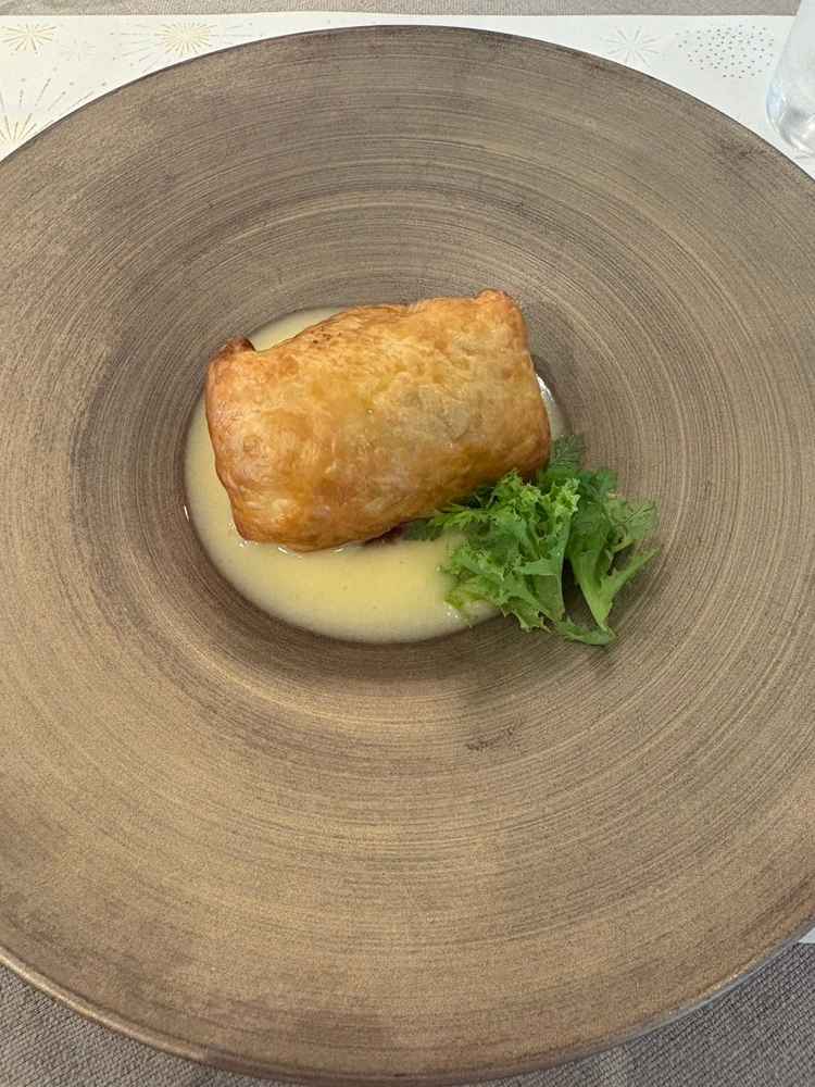 熱々のパイ生地に包まれたお魚のメイン料理。