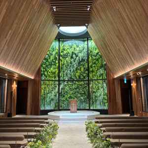 フェイクグリーンが素敵なチャペル。反射しないガラスを使っているので綺麗な写真が撮れます。