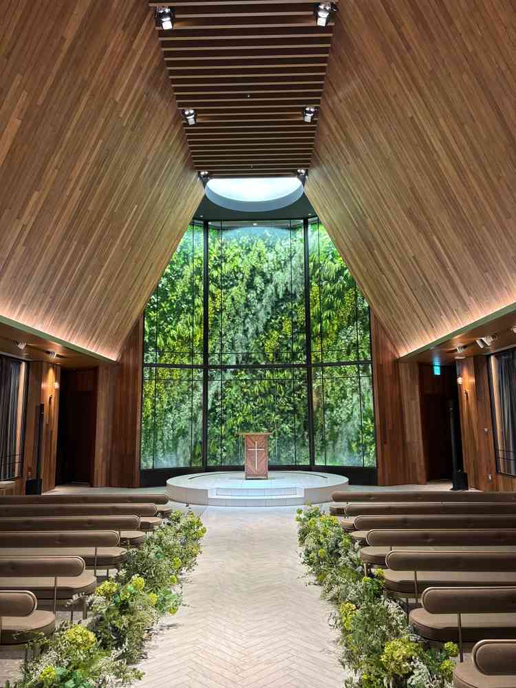 フェイクグリーンが素敵なチャペル。反射しないガラスを使っているので綺麗な写真が撮れます。