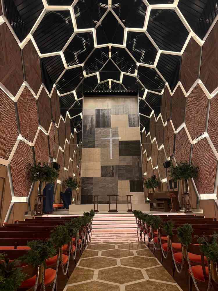 スタンドガラスのチャペルが多い中、ウッド調で暖かい雰囲気がウェディングドレスと相性が良さそうでした。