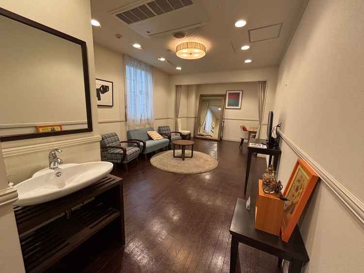 新郎新婦の控室。広さ十分にあり、TVで、披露宴会場と中継が繋がるようになっていた。