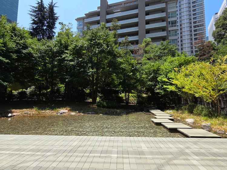 披露宴会場から眺める庭園は外の日差しが降り注ぎ、開放感がありました。