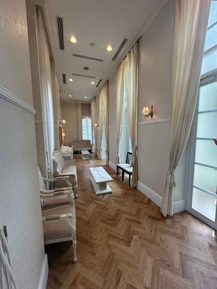 両家控え室。ガーデン横に併設。広さは申し分ないがレイアウトが非常に縦長く少し不便さを感じた。