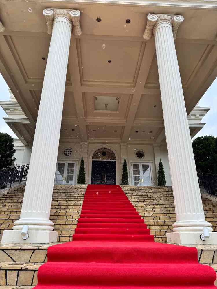 憧れていた大階段です。シャボン玉の演出をしていただき、彼と一緒におりました！