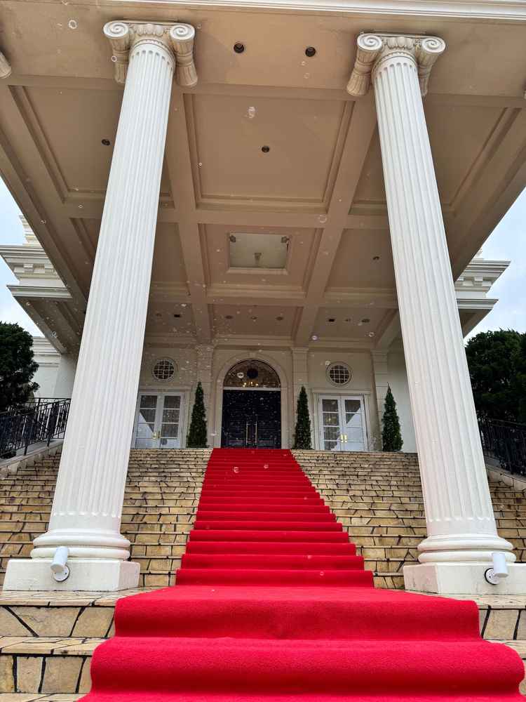 憧れていた大階段です。シャボン玉の演出をしていただき、彼と一緒におりました！