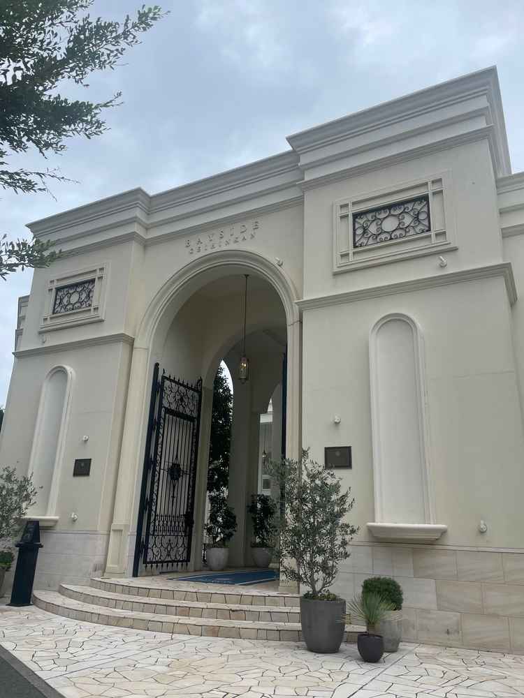 外観。コンシェルジュが当日は立ってくれているらしい。THE結婚式場って感じ！