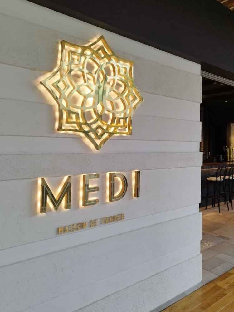 外観はぱっと見レストランです。ただ中にはゲストの待合室もありました。