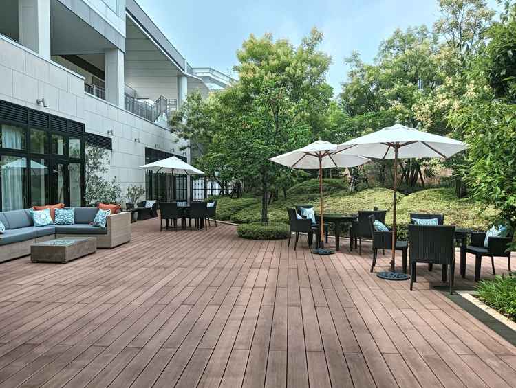 披露宴会場横の広々としたウッドデッキ