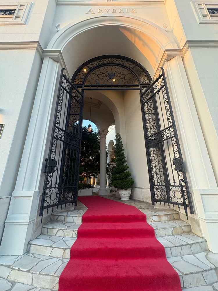 ゲストの動線である、門がとても大きく、ワクワクする