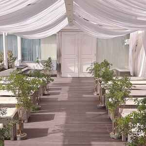 自然な感じで風も心地よく明るい挙式場でした。