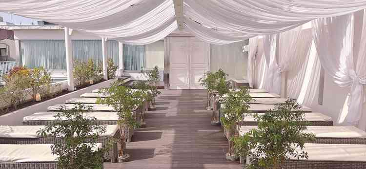 自然な感じで風も心地よく明るい挙式場でした。