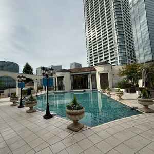 披露宴会場から見えるプール。風船をドロップできる。