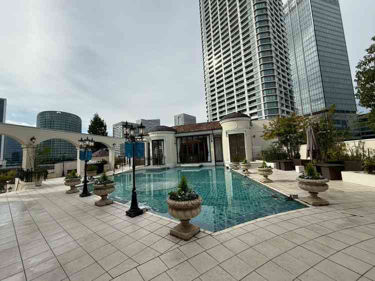 披露宴会場から見えるプール。風船をドロップできる。