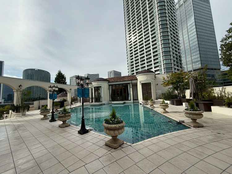 披露宴会場から見えるプール。風船をドロップできる。