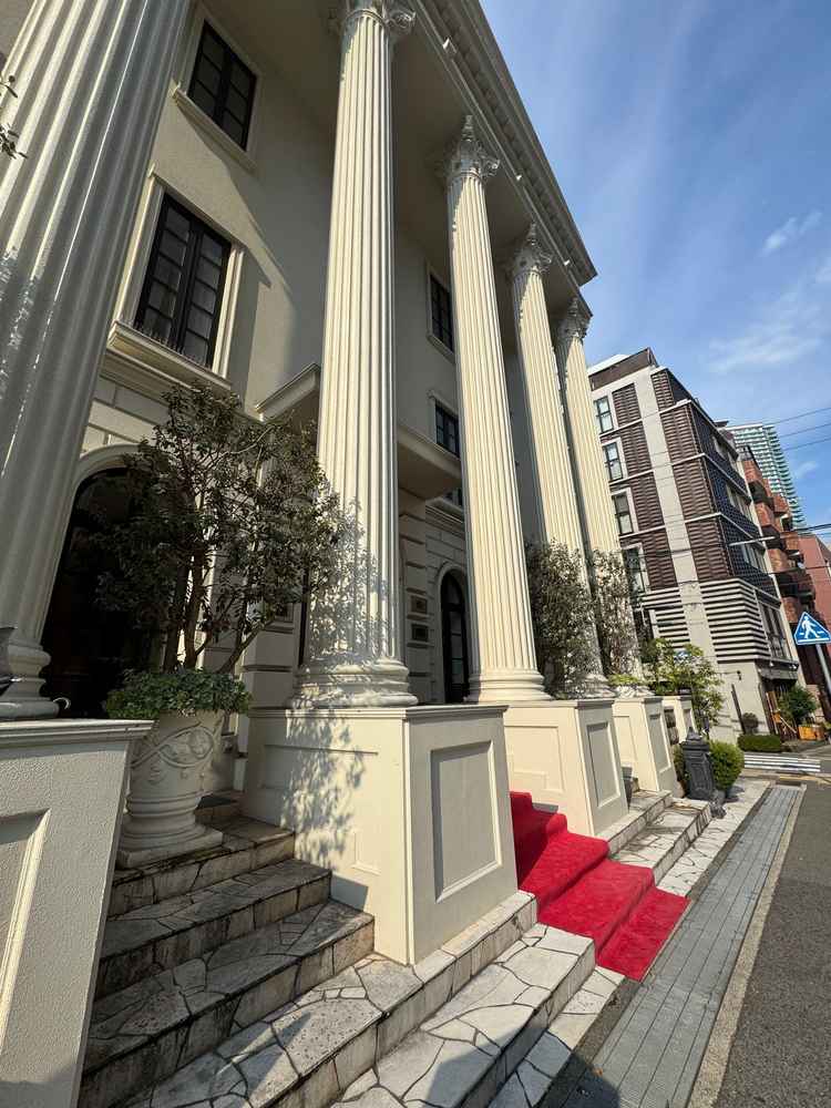 三宮の街中に目を引くゴージャスな外観。入り口には赤いレッドカーペットがひいてあり、豪華な雰囲気。