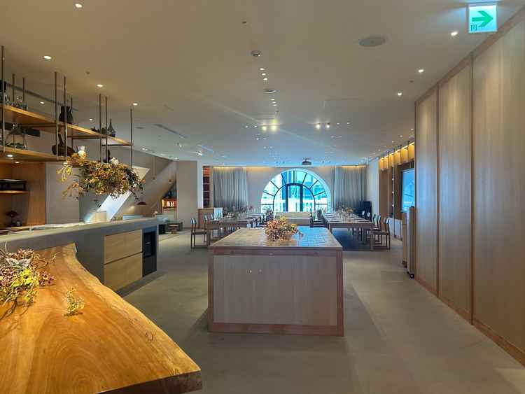 アットホームな雰囲気の披露宴会場。高砂の後ろの窓がとても可愛くて印象に残りました。