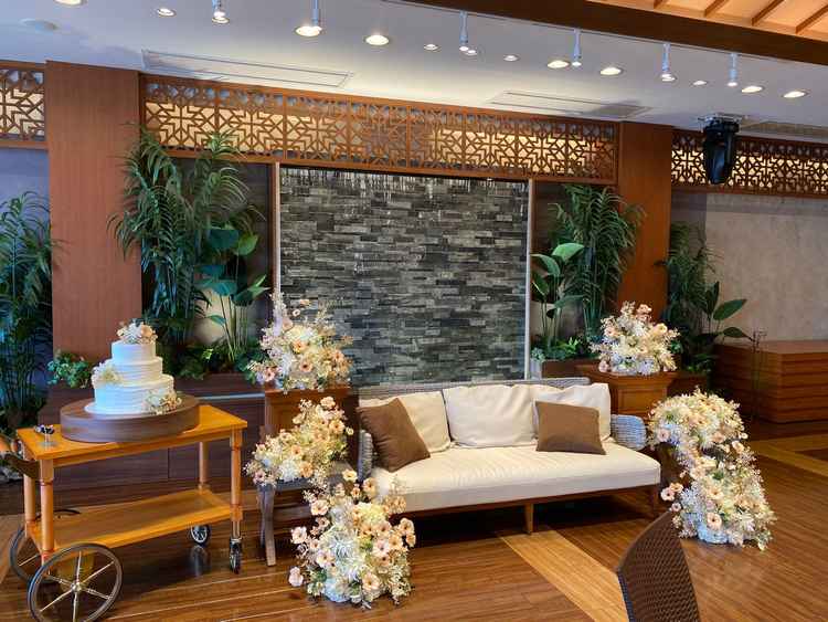 披露宴会場です。リゾート感のある雰囲気で落ち着いて楽しめそうです。