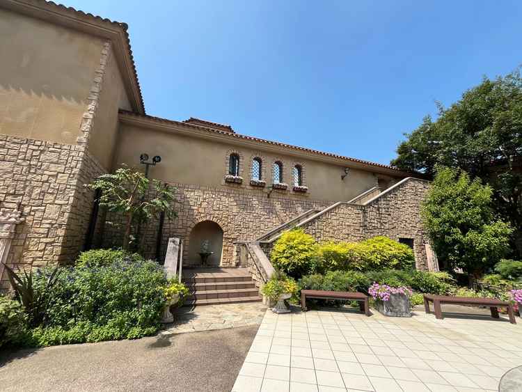 フラワーシャワーができるお庭でした。