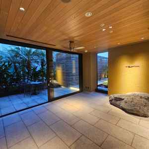 チャペルの前も石造りで素敵。広めの空間がある。