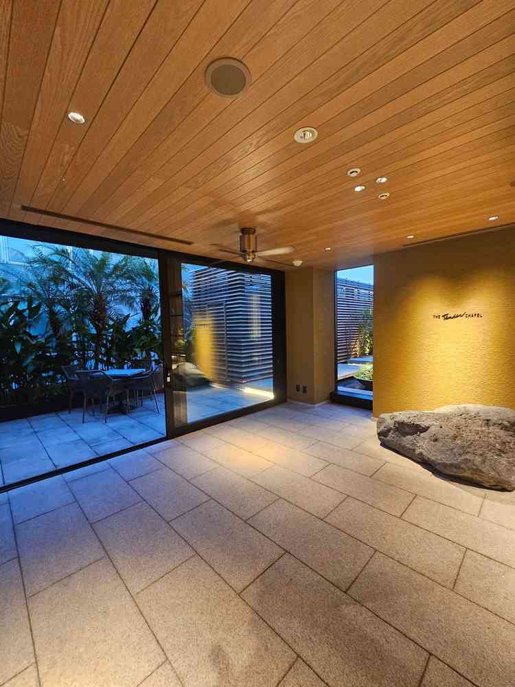 チャペルの前も石造りで素敵。広めの空間がある。