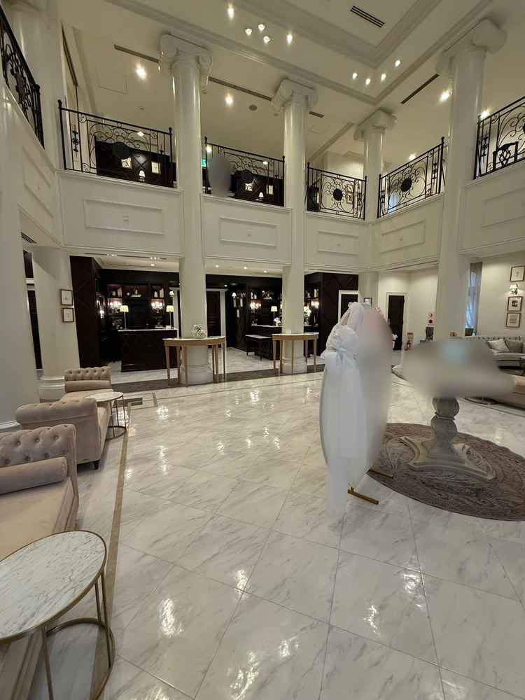 入口待合室。広々とした空間で、参列者同士で会話も弾む設計となっている。