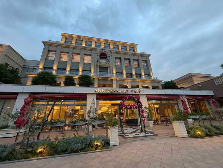 カフェも併設しており、結婚式後思い出の場所として来館できる。まわりの道も静かで落ち着く。