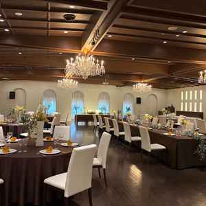 会場名カーサ。シックでモダンな雰囲気。落ち着いた印象があるため、ゆったりとした時間を過ごせる。