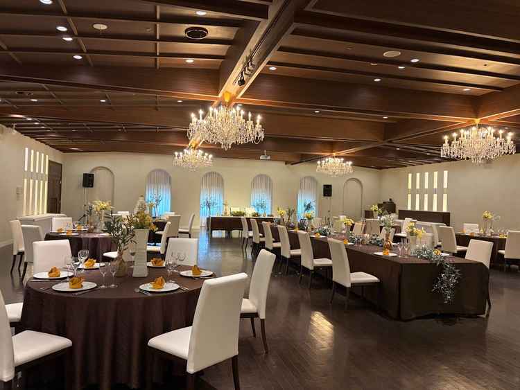 会場名カーサ。シックでモダンな雰囲気。落ち着いた印象があるため、ゆったりとした時間を過ごせる。