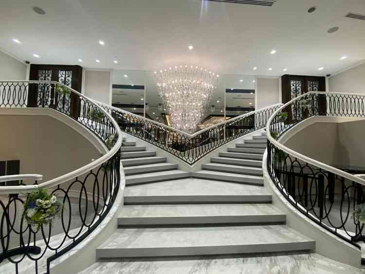 披露宴会場の大階段です。100人以上のキャパの大きな会場で、様々な演出ができそうです。