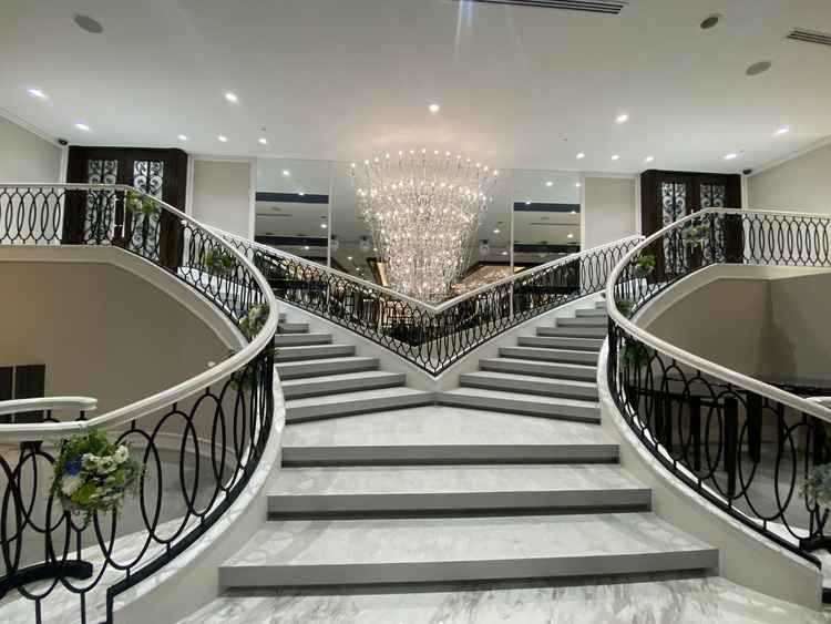 披露宴会場の大階段です。100人以上のキャパの大きな会場で、様々な演出ができそうです。