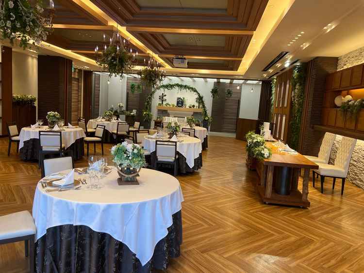 披露宴会場の写真。奥のフォトスポットも含めてカジュアル感があり、アットホームな雰囲気で楽しめそう。