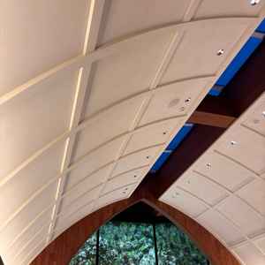 チャペルです。木の温もりが感じられる壁に奥の緑がマッチしていました。天井が高かったのも良かったです。