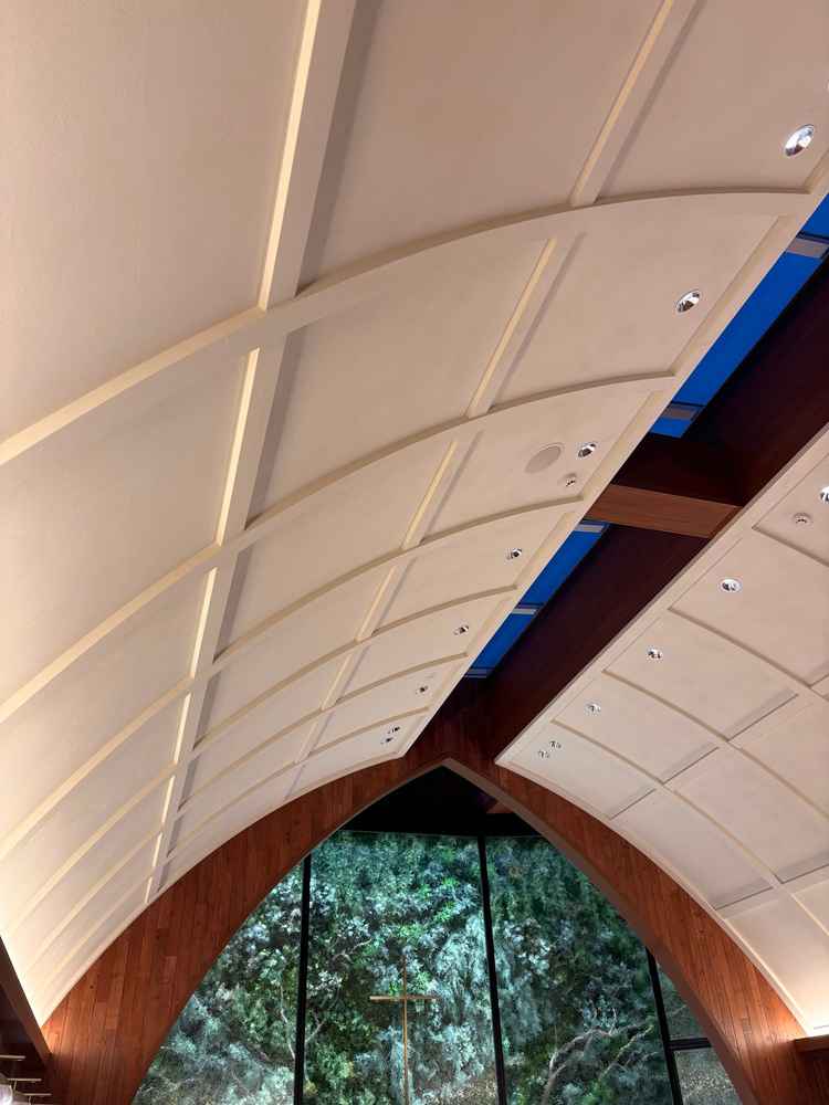 チャペルです。木の温もりが感じられる壁に奥の緑がマッチしていました。天井が高かったのも良かったです。