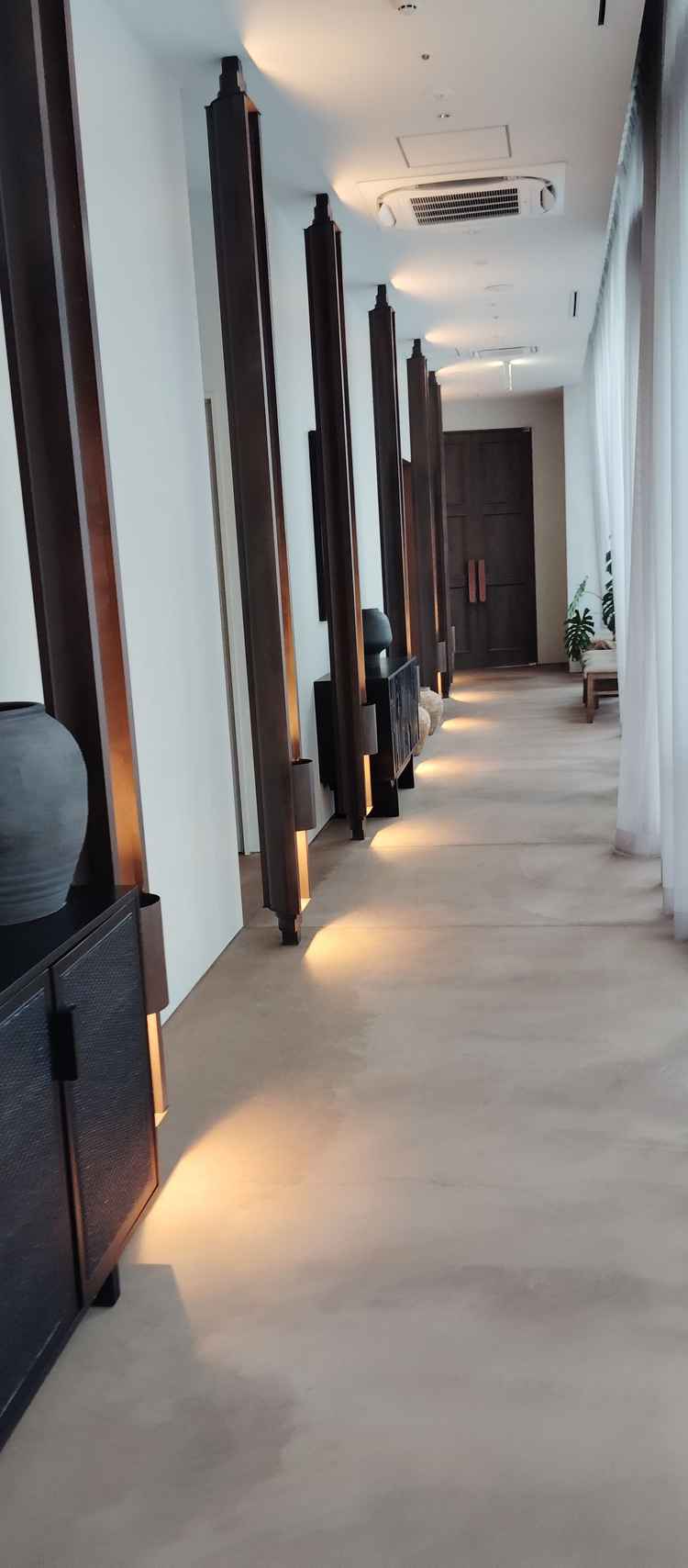 チャペルに続く廊下、写真など飾れる