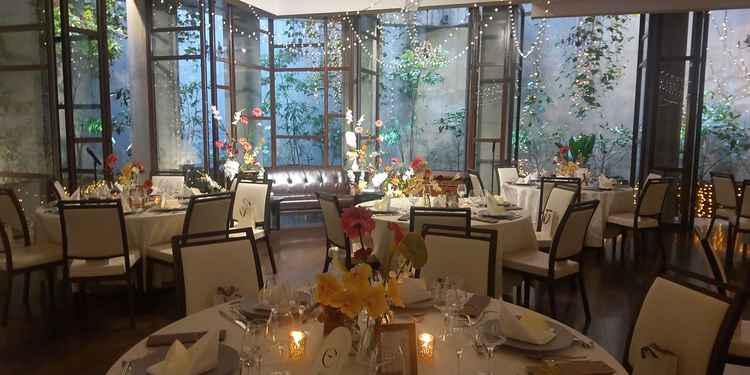 地下一階の披露宴会場。本番当日は100名規模の1.5次会の会場で利用予定。