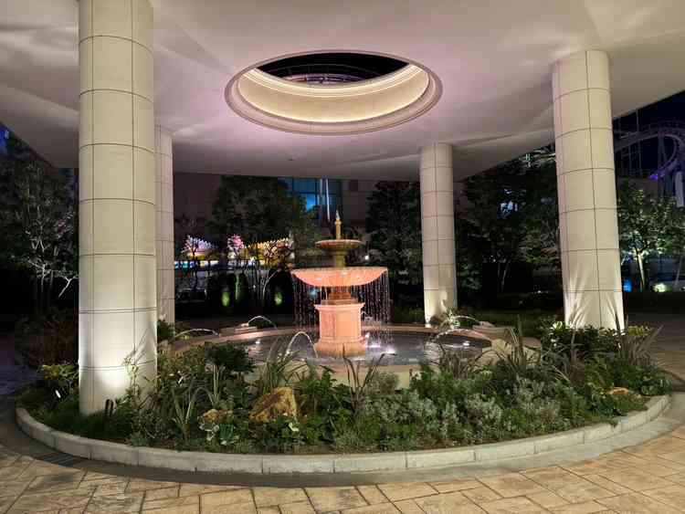 エントランス入口には噴水がある！