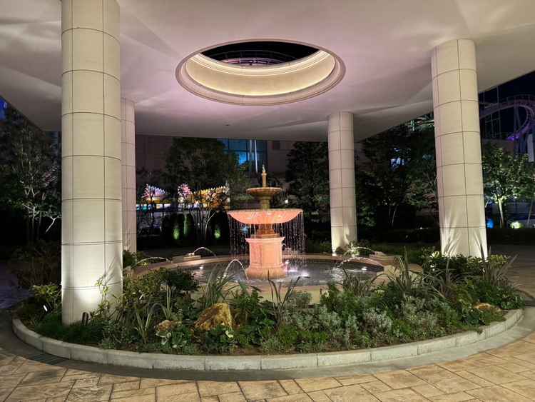 エントランス入口には噴水がある！