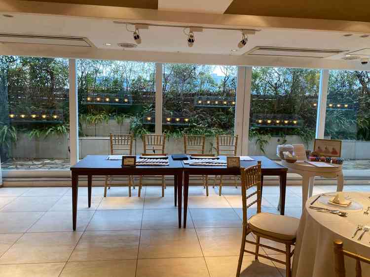 パーティー会場ですが、ゲストの受付も同じ場所だそうです。