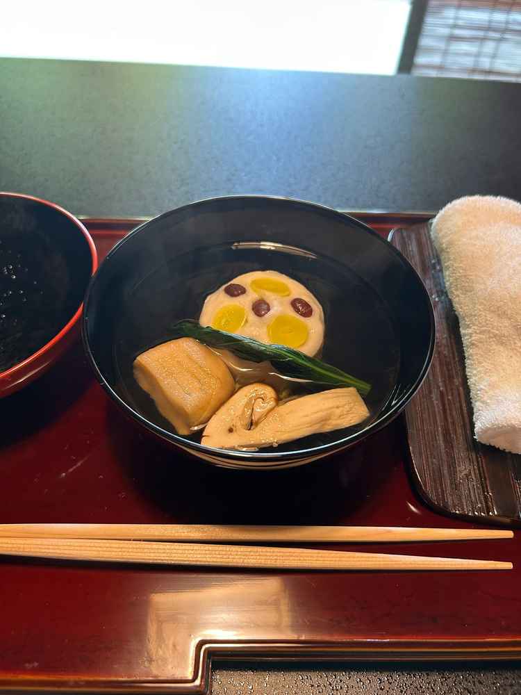 試食で頂いたお椀。秋の味覚松茸がすごく美味しかったです。品のある薄味で素材が生かされています。