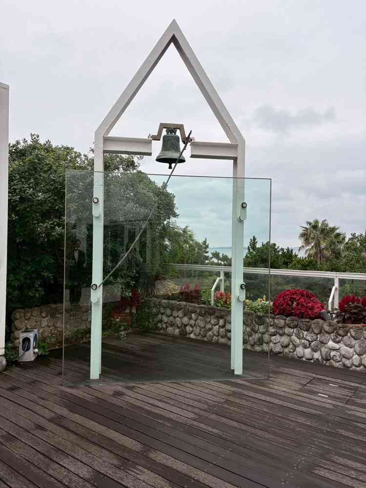 海が見えるチャペルの外