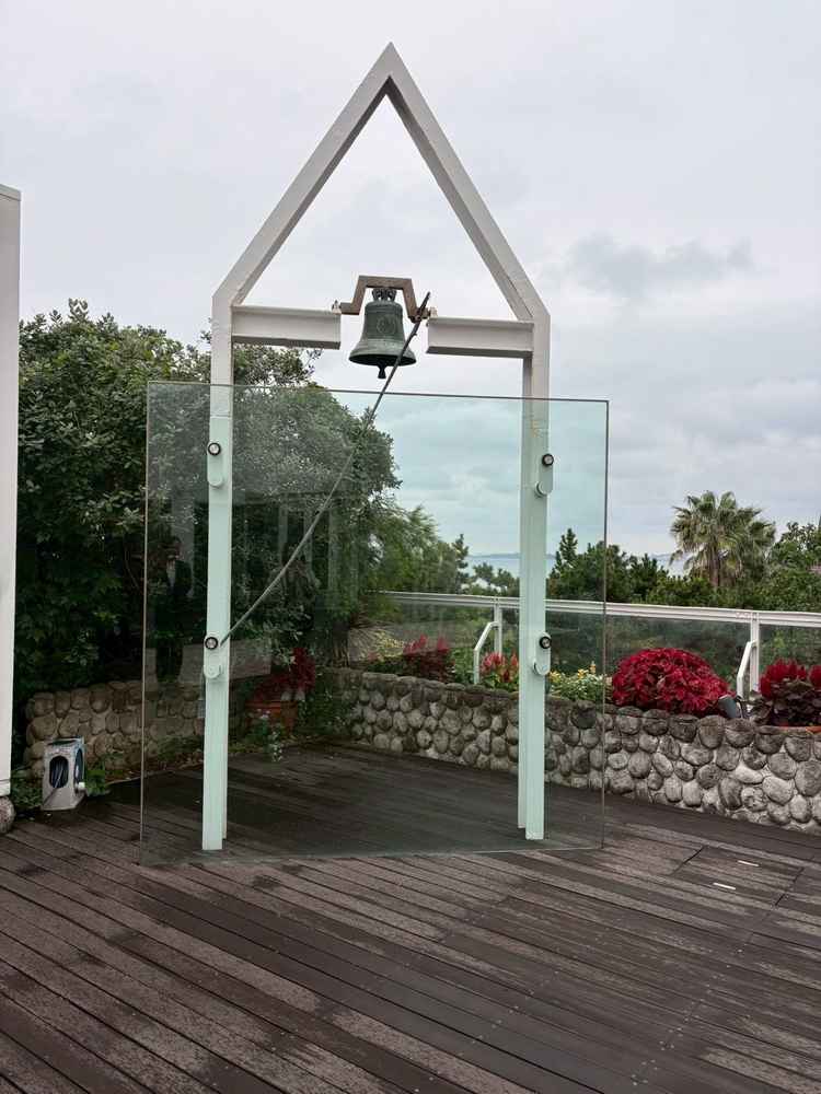 海が見えるチャペルの外