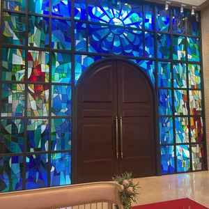 挙式会場。新郎新婦が入場する大事な場面において、ステンドグラスが背景になることで、感動的な演出に。