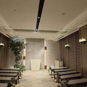 室内の挙式会場。コンパクトなので人数は考えたほうがよさそう。チープな雰囲気はなく、良い感じできっちり